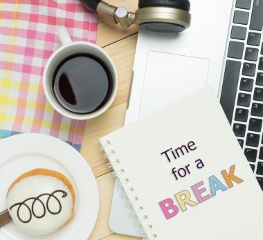 Bir ara kavram pastel kafe arka planda süre