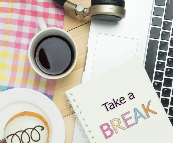 Bir ara kavram pastel kafe arka planda al