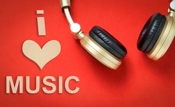 I heart Music Golden Texto con auriculares sobre fondo rojo — Foto de Stock