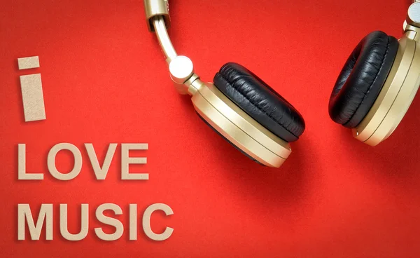 Me encanta Music Golden Text con auriculares sobre fondo rojo — Foto de Stock