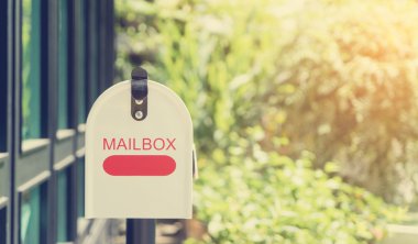 Vintage filtre ile metal posta kutusu