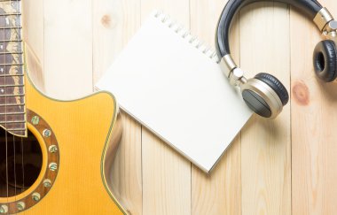 Gitar enstrüman müzik takdir ile kulaklık.