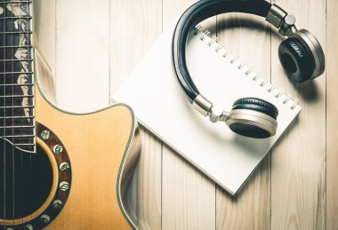 Gitar enstrüman müzik takdir ile kulaklık.