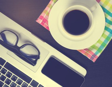 Teknoloji cihazlar ile iş sıcak kahve kurmak.