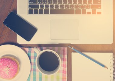 Bir kahve dükkanı masaya Kırtasiye. Çalışma donanımları Cafe masaya döşeme.