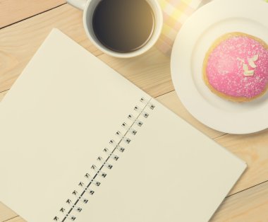 Bir sehpa üzerinde metin için boş açık not defteri.