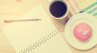 Kalem vintage pastel tonlu kafede planlama seyahat.