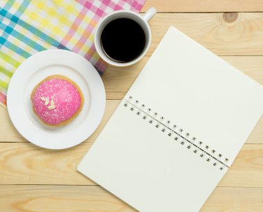 Cafe masa pastel tonu bir reçete için boş defter sayfası.