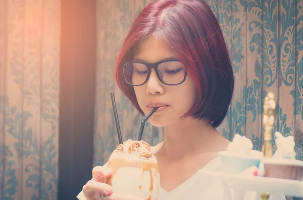 Pelirroja cabello asiático nerd chica having chocolate shake —  Fotos de Stock