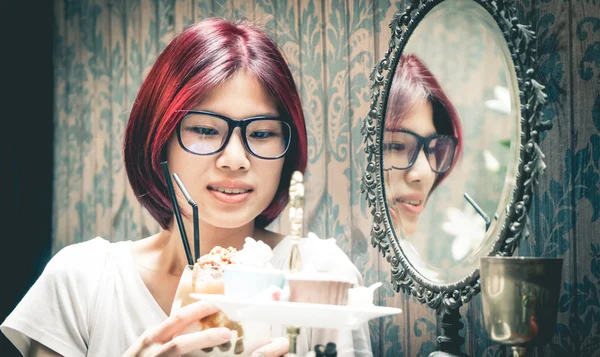 Vörös hajú ázsiai nerdy lány miután csokoládé shake — Stock Fotó
