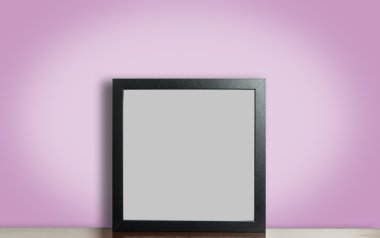 Pembe bir arka plan üzerinde siyah fotoğraf çerçevesi düşünüyorum