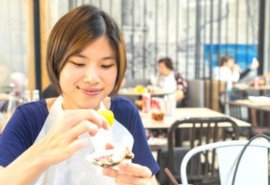 Japon kız yemek taze istiridye. 