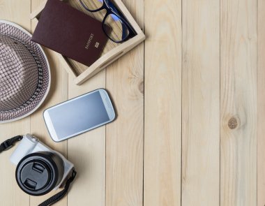 Ahşap masa kopya alanı üzerinde seyahat maddeleri. 