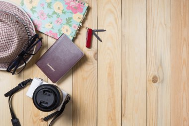 Gezgin maddeleri arka plan kopya alanı ile tatil için hazırlanıyor. 