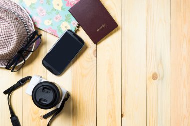 Hipster seyahat faturası günlüğü pasaport öğeler ahşap arka plan üzerinde.