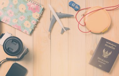 Yaz tatil maddeleri ile kopya alanı için boş ahşap masa