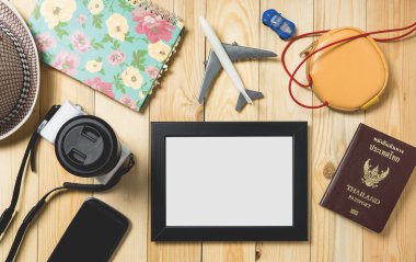 Kamera ve fotoğraf çerçevelerinde tatil seyahat anıları. 