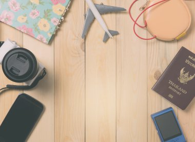 Yaz tatil maddeleri ile kopya alanı için boş ahşap masa