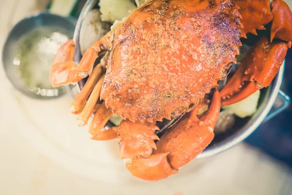 Gekookte krab en seafoods dienen op de vintage kleur mand — Stockfoto