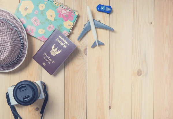 Equipamiento de viaje aéreo sobre fondo vintage — Foto de Stock