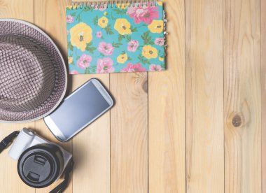 Gezgin maddeleri arka plan kopya alanı ile tatil için hazırlanıyor. 