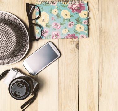 Yaz tatil seyahat blogger nesne ahşap arka plan üzerinde