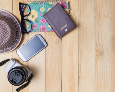 Gezgin maddeleri arka plan kopya alanı ile tatil için hazırlanıyor. 