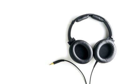 Kablolu kayıt Studio kulaklık beyaz arka plan üzerinde.