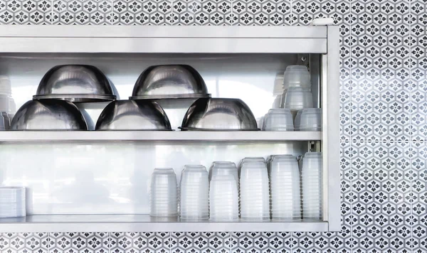 주방 용품 그릇 및 장비는 벽에. — 스톡 사진