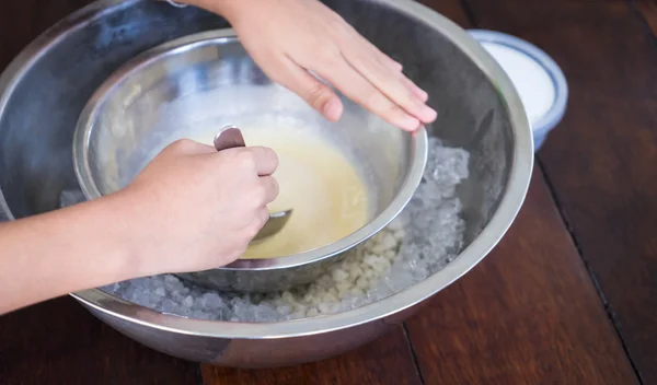Buzlu kase ile ev yapımı dondurma yapma çocuk. Vanilyalı dondurma yapmak için çelik kase iplik. — Stok fotoğraf