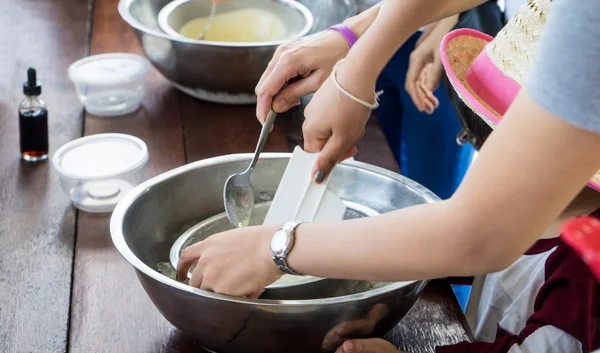 Dzieci co domowej roboty lody z miska mrożona. Spinning dzieże ze stali do produkcji lodów wanilia. — Zdjęcie stockowe