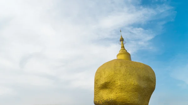 青色の背景の空のタイ ゴールデン仏教岩 — ストック写真