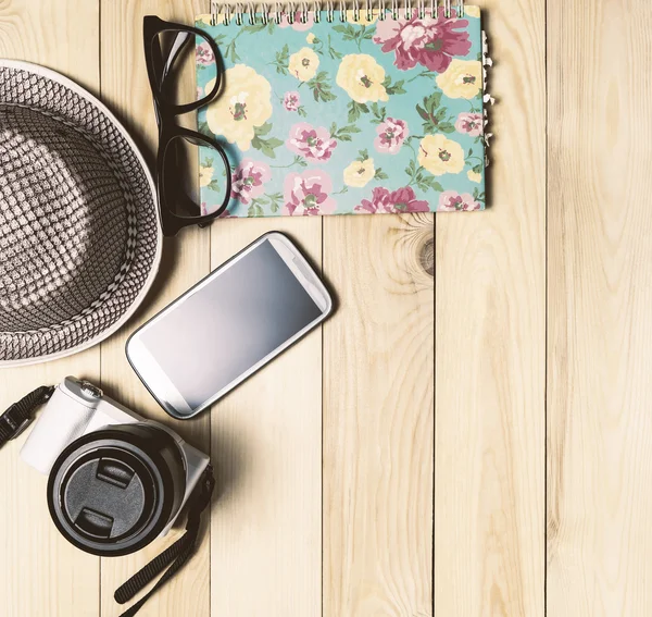 Yaz tatil seyahat blogger nesne ahşap arka plan üzerinde