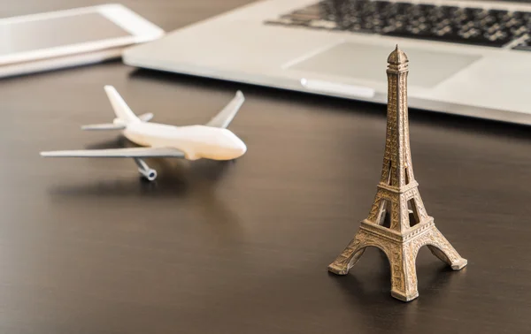 Vliegtuig tickets online naar Parijs Frankrijk Europa boeken. — Stockfoto