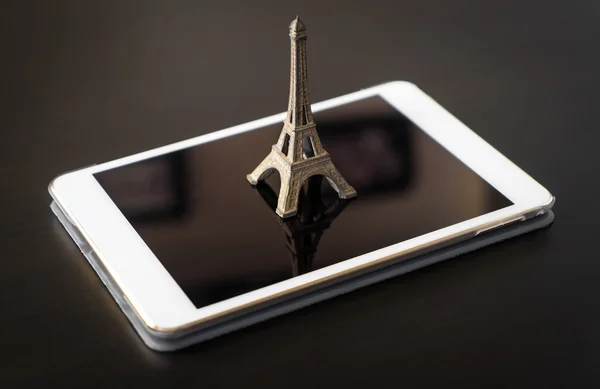 Paříž Eiffelova věž vyskočí z digitální Tablet. — Stock fotografie
