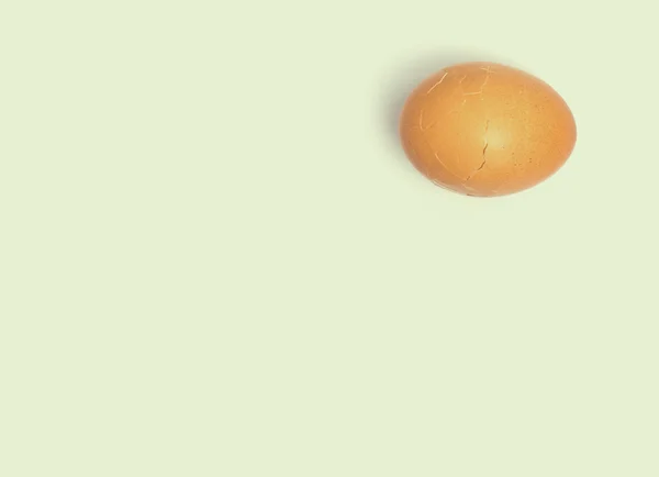 Uovo incrinato su sfondo carta vintage — Foto Stock