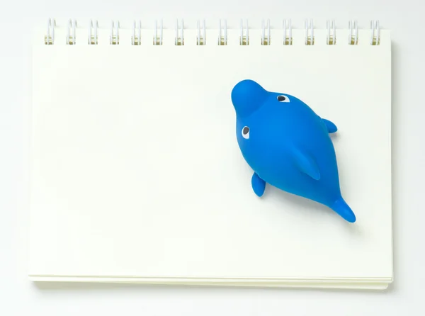 Пластикова плаваюча іграшка Акула на блокноті . — стокове фото