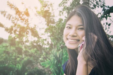 Tatlı Tay kadınların Tayland uzak ülke alandan biraz bir telefon arama.