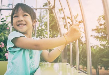 Japon kız dağa gider bir teleferik eğleniyor.