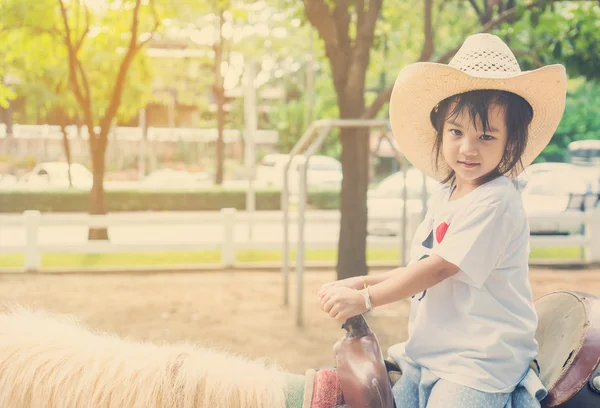 Menina vaca asiática montando em um cavalo, tom de cor vintage — Fotografia de Stock