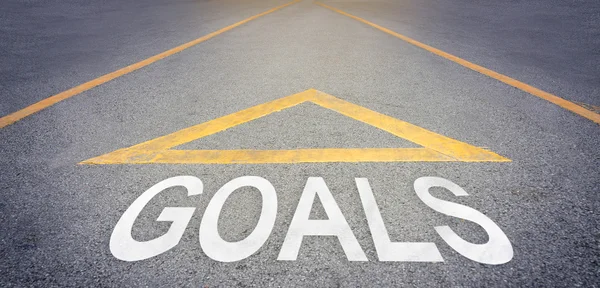 Goals with arrow direction on rough road concept — Stock Photo, Image