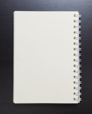 Parlak ahşap masa boş not defteri. 