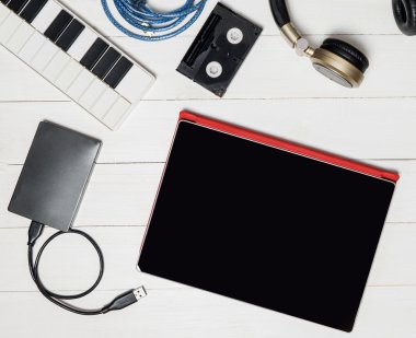 Müzik madeni eşya üstünde okul sırası teknoloji aletleri top. 