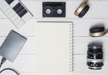 Bir kitap sayfası çevreleyen eğlence nesne.