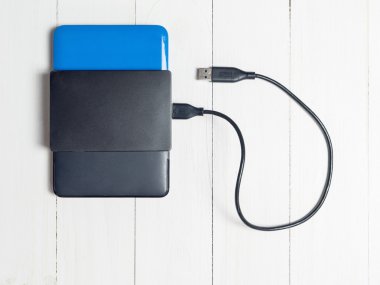 Ahşap arka plan üzerine tacked Usb harici sabit disk
