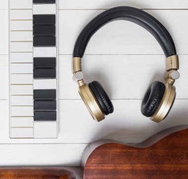 Boş sayfa ve aletleri müzik yazmak için. 