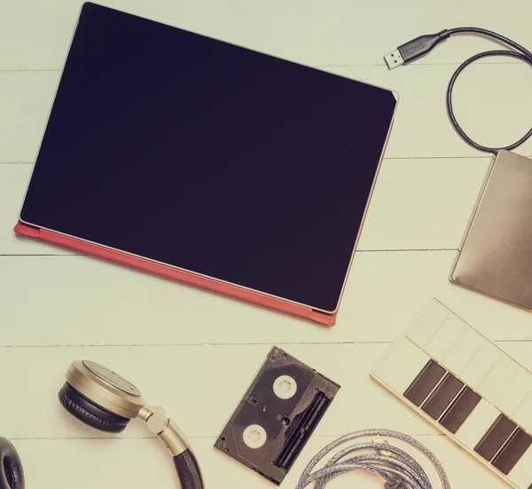 Muziek Hardwares op Bureau top technologie apparatuur. — Stockfoto