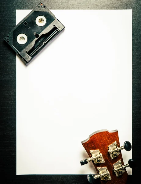Cabeça de guitarra com fita de vídeo em papel branco com espaço . — Fotografia de Stock