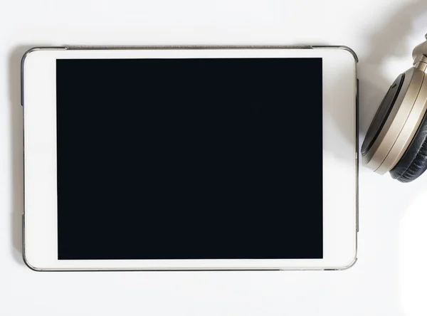Tableta Pantalla en blanco con auriculares — Foto de Stock