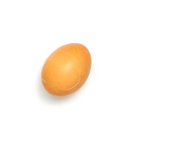 Разбитое яйцо на белом фоне . — стоковое фото